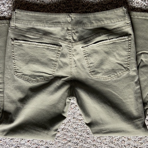 Green capris - Picture 5 of 5